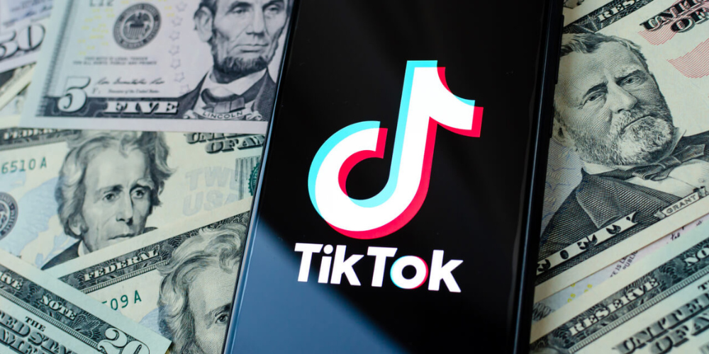 Tiktok and money foto